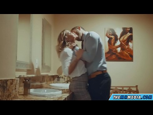 ❤️ As in busty blonde jo ferliedt yn in iepenbier toilet ❌ Porno vk by wy ❤